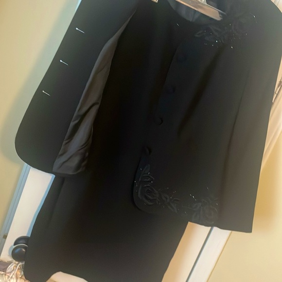 Black skirt suit - Picture 4 of 6